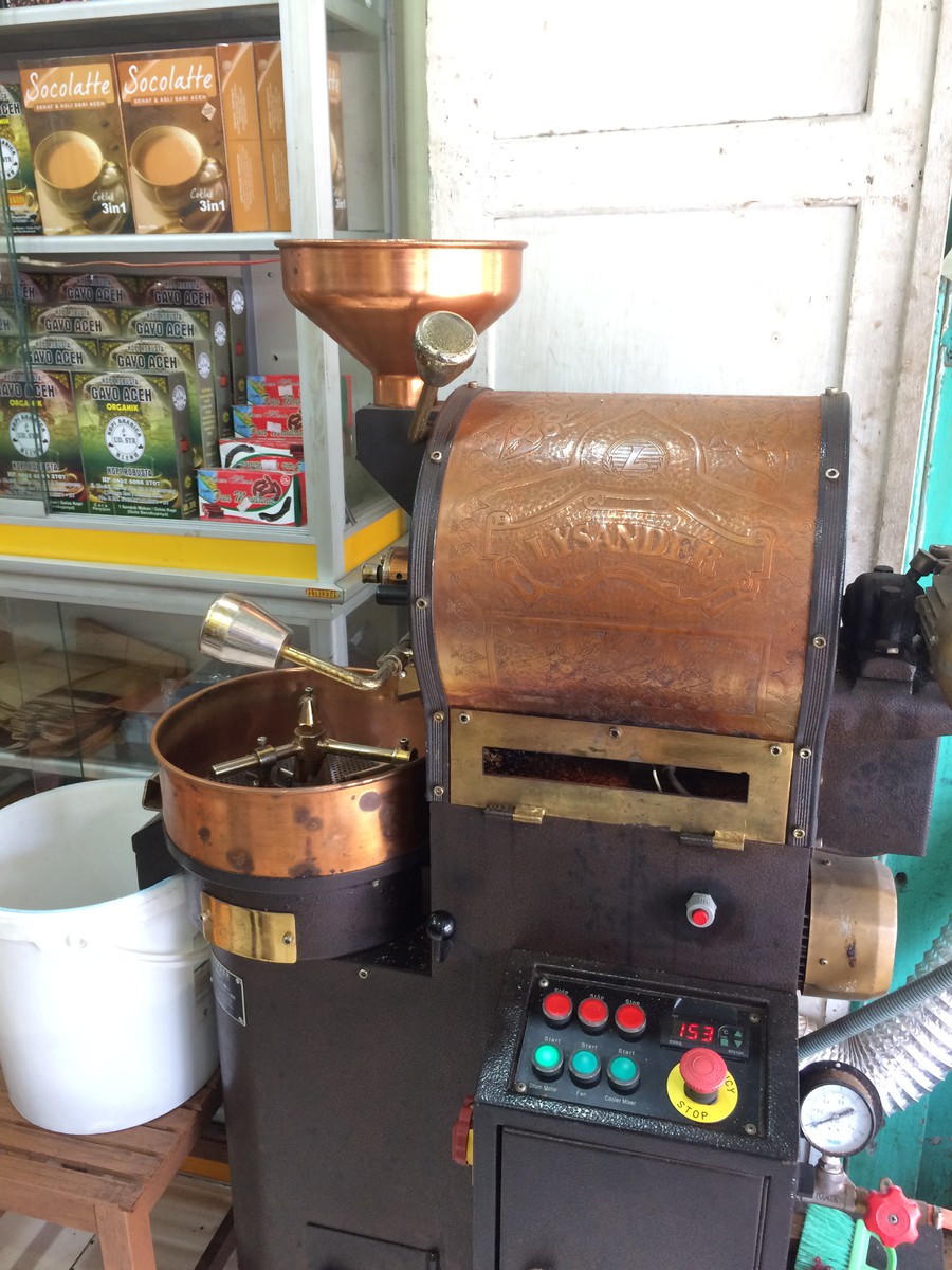 Rösterei mit kleinem Ofen. Oben kommt der rohe, grüne Kaffee rein, links kommt er geröstet raus, wird gewendet bis er kühl ist und kommt dann in den Kessel, bis er abgefüllt wird. static path